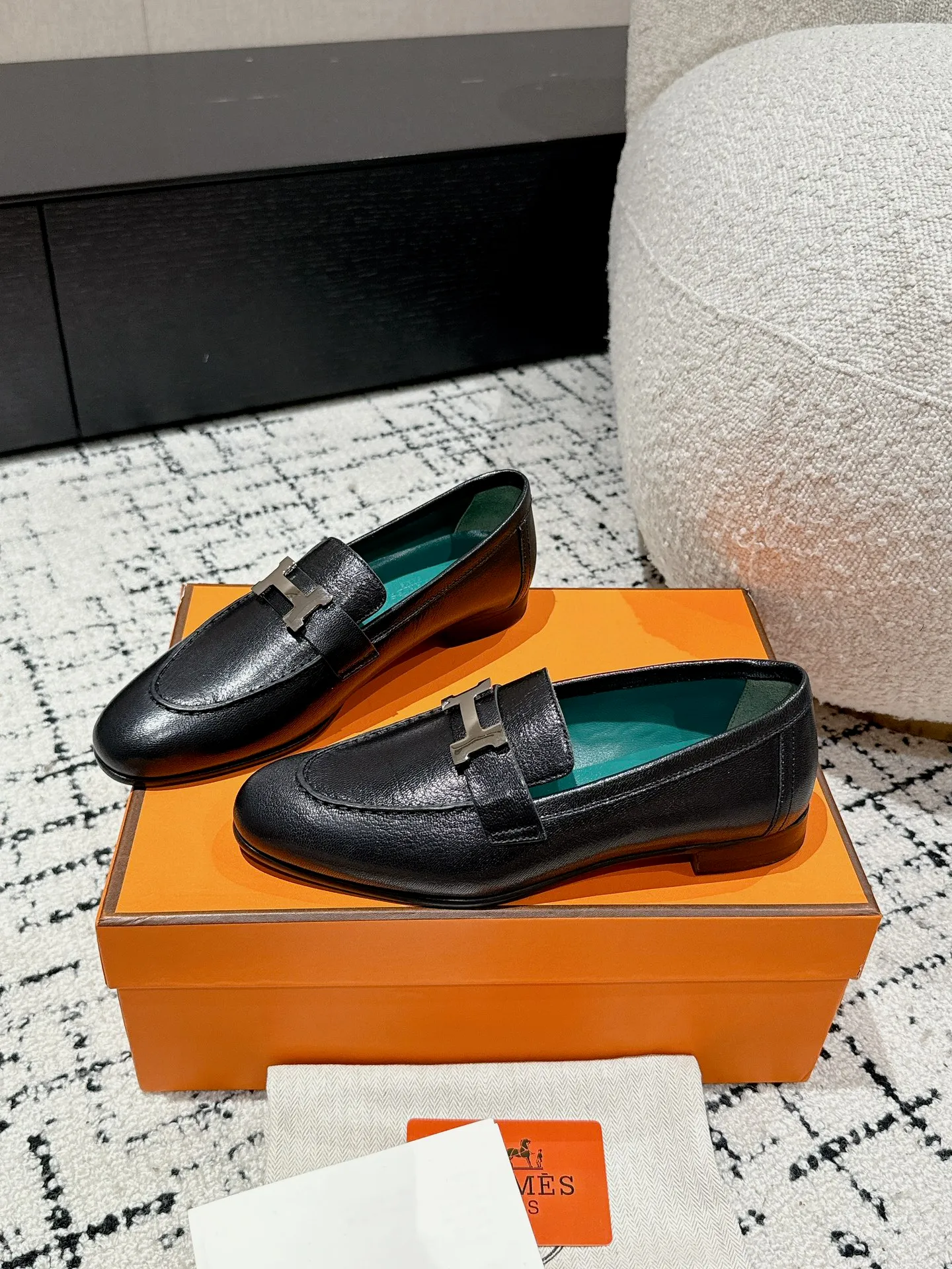👟👟Ex-factory price 720👟👟 (top version) Hermes/25ss classic model is undoubtedly the leader in luxury goods. Every single product is very popular‼ ️Although the styles are few, they are more refined and more classic. They never go out of style. They are a brand that maintains and appreciates value. It is rare to have such a reputation in consumer goods sincerely! This pair of shoes is a classic style of this brand. It is decorated with metal buckles exclusive to Hermès. It is a classic that has become more and more beautiful over the course of history. We will bring out some goods from the channel in small quantities! The leather feels very, very soft and feels like baby skin! Feel the luxury! Supplies are huge! ✔️Material: imported sheepskin upper ✔️Inner lining/foot pads: imported sheepskin ✔️Outsole: genuine leather ➕tpu bottom ⚠️ ✔️Size: 35/36/37/38/39 (40/41/42 can be ordered)